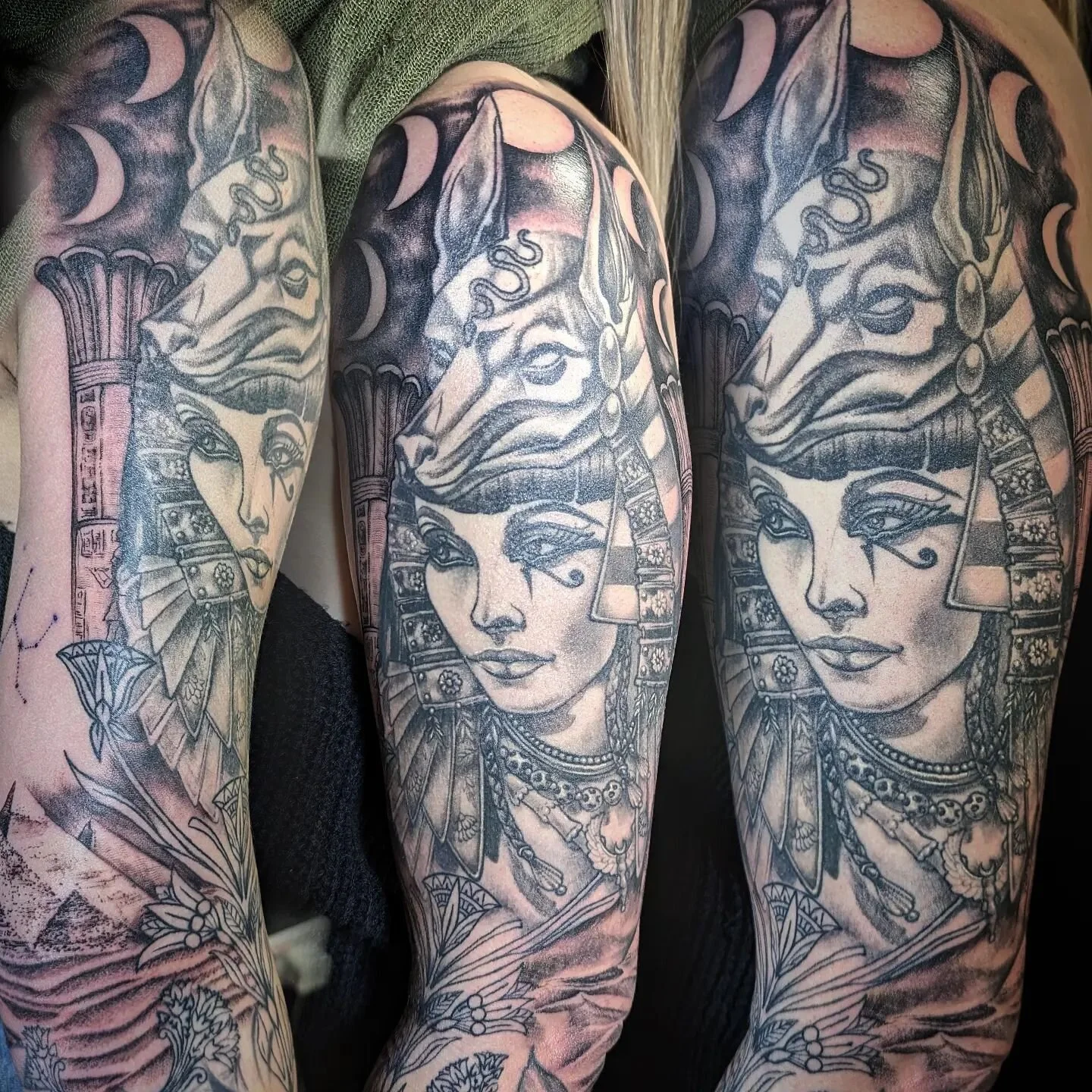 Managed to squeeze in some more Egyptian bits into this half-sleeve 🇪🇬 sleeves are hard to photograph godsdamnit! 
#tattoo #tattoosleeve #cleopatra #anubis #heiroglyphics #pillars #historicaltattoo #ancientegypt #egyptian #egypt #tattooist #blackan