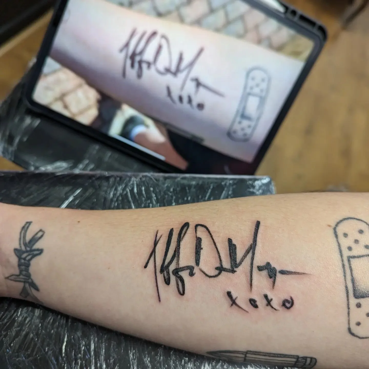 Yesterday @jeffreydeanmorgan called @phoebesproston an idiot and then signed her arm.
Today she got it tattooed, like the happy idiot she is 😁😂 
#signaturetattoo #jeffreydeanmorgan #thewalkingdead #negan #tattoo