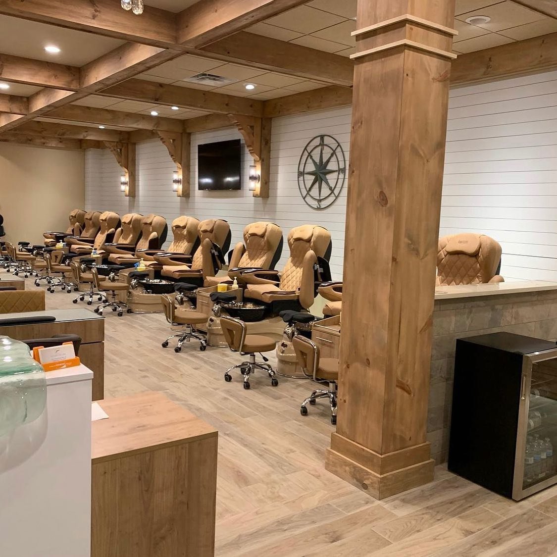 elegant nails salon.jpeg