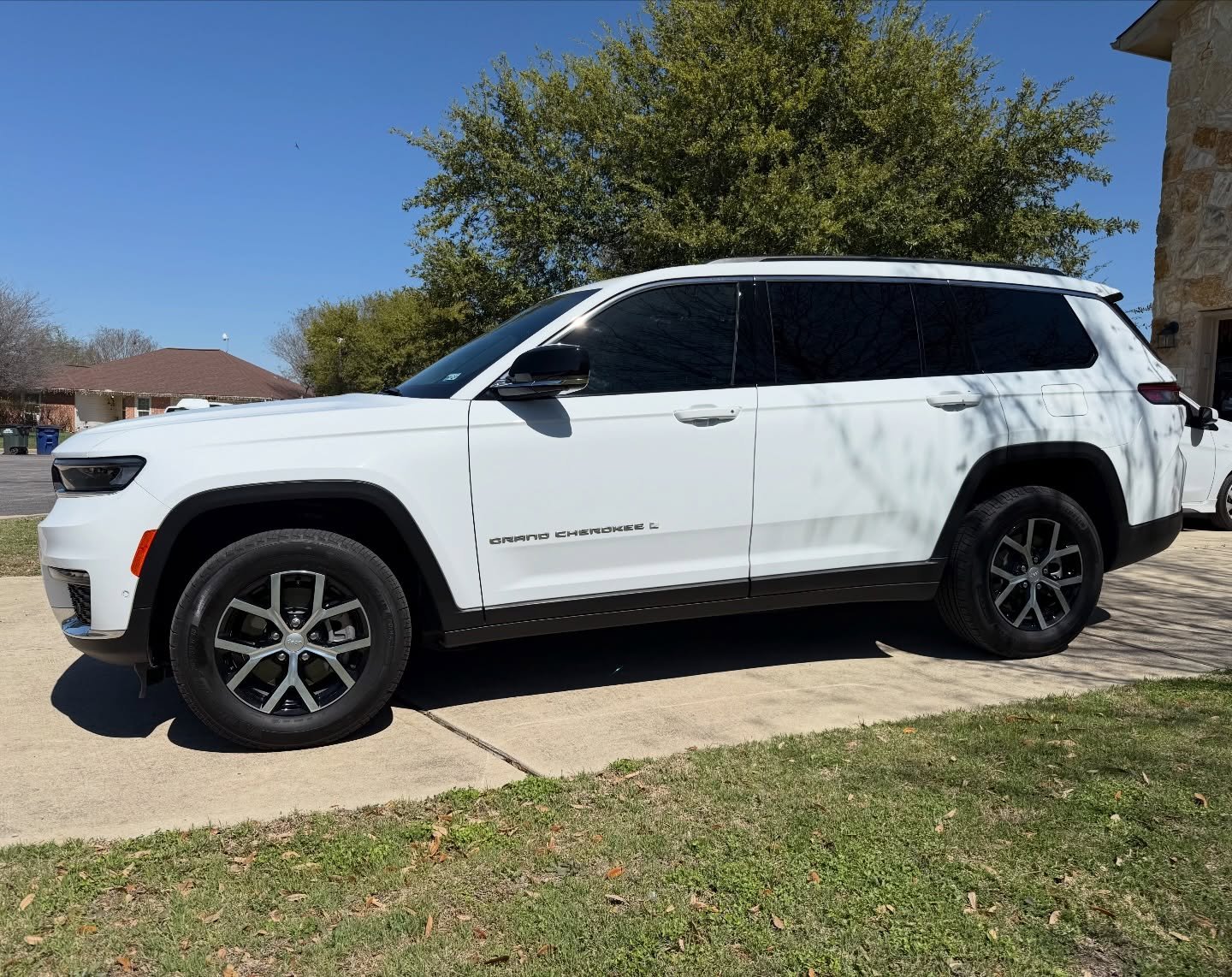 This 2025 Jeep Grand Cherokee L just got some fresh Geoshield C2 Ceramic all the way around. Book your vehicle today! 😎👍 #geoshield #tinter #ceramictint #windowfilm #tint