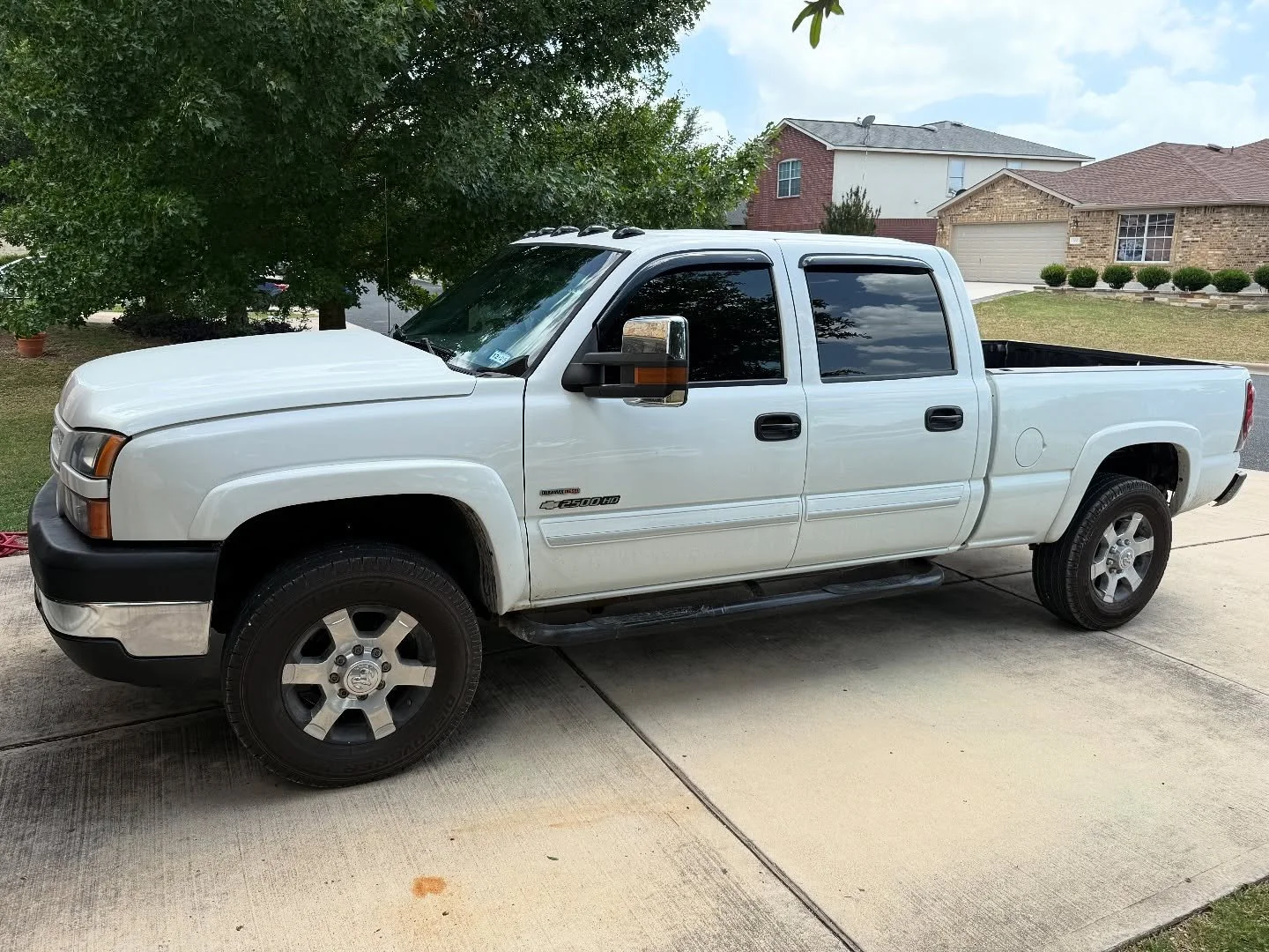 This Chevrolet Silverado came in to get the old deteriorating dealership tint removed and replaced with some fresh ceramic all the way around. Looking sharp now. 🌞🎩 #windowtint #tinter #ceramictint #windowfilm #tintlife #geoshield #jarrelltx