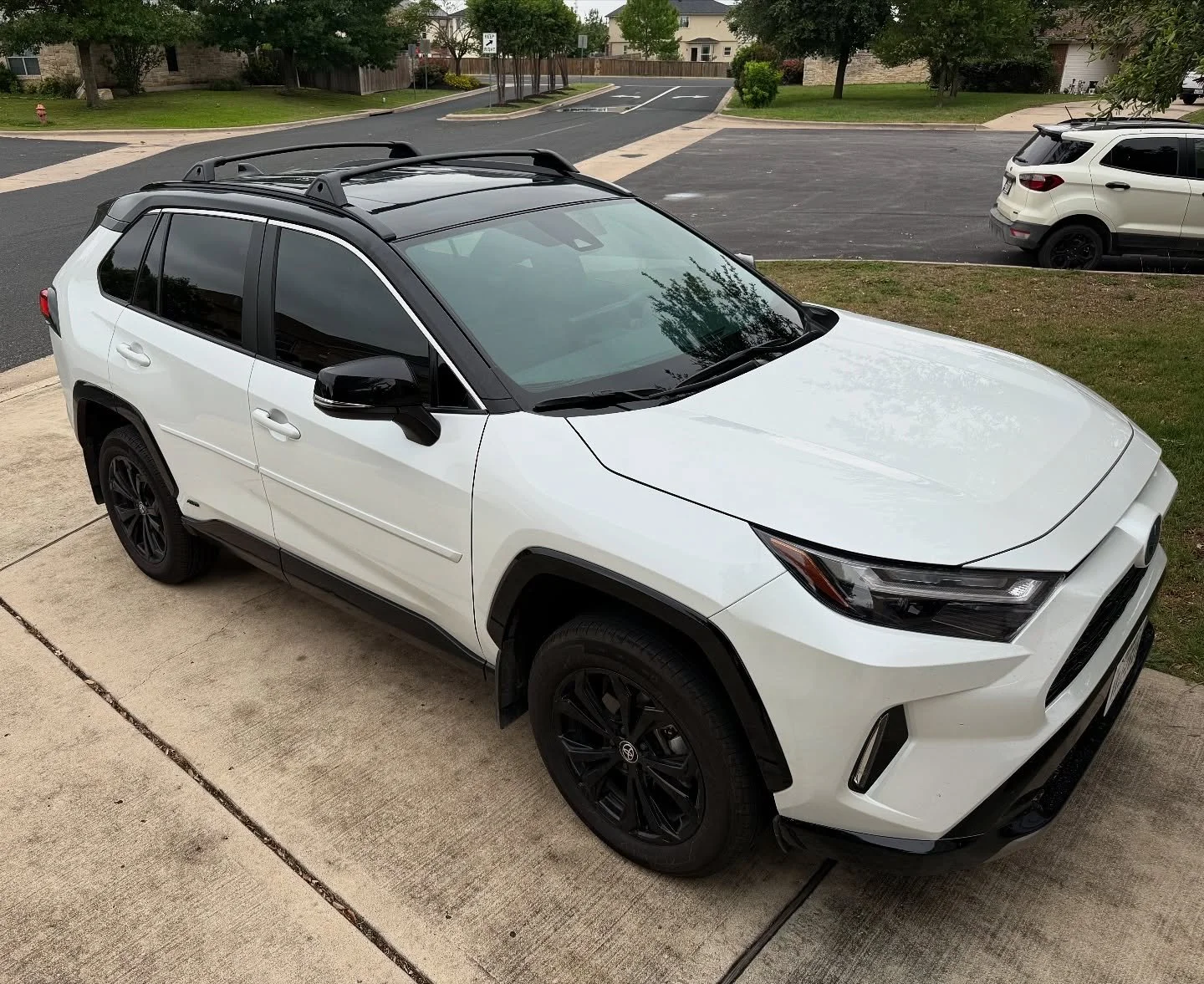 This 2024 Toyota RAV4 just got a sweet summertime upgrade. Now staying cool with its Edge Clear Comfort windshield and Geoshield C2 Ceramic sides. 😎👍 #windowtint #gettinted #tinter #windowfilm #ceramictint #staycool #jarrelltx