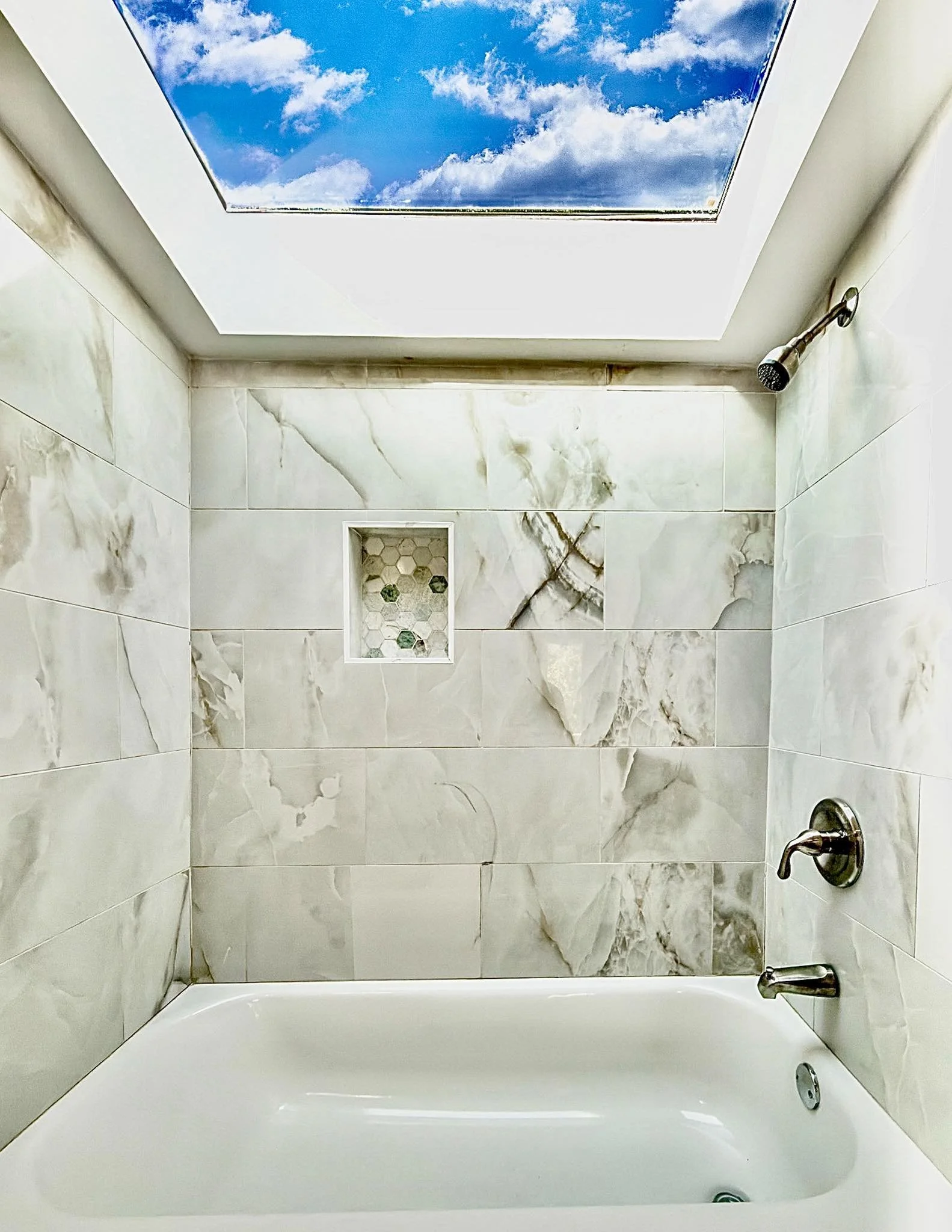 📸 When your shower comes with a better view than most hotel rooms 😎🌤️‼️

#realestate