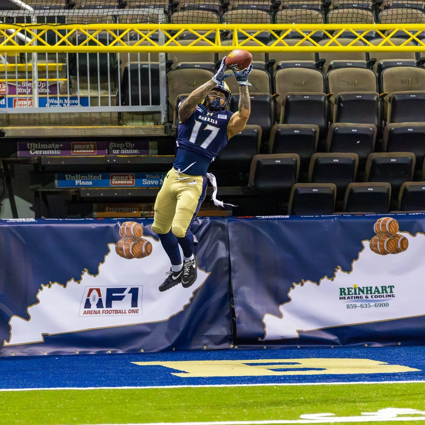 Throw it up and let 17 handle the rest. @j_mar_007 #kentucky #barrels #football 📸@fotobyguitto @kentuckybarrels @thetruistarena #barreldown
