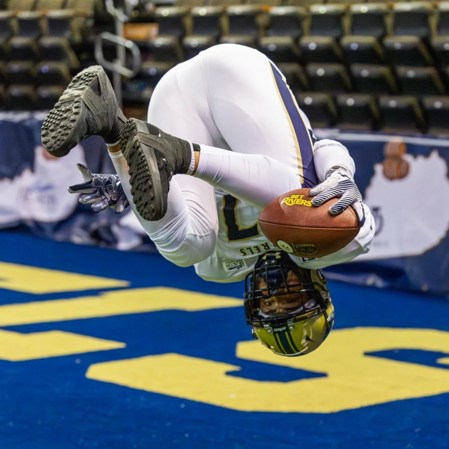 Touchdown? ✅
Style points? ✅
Gravity? Optional. 
@j_mar_007 doing Jalin Marshall things. 🔥 
#BarrelDown #kentucky #barrels #football