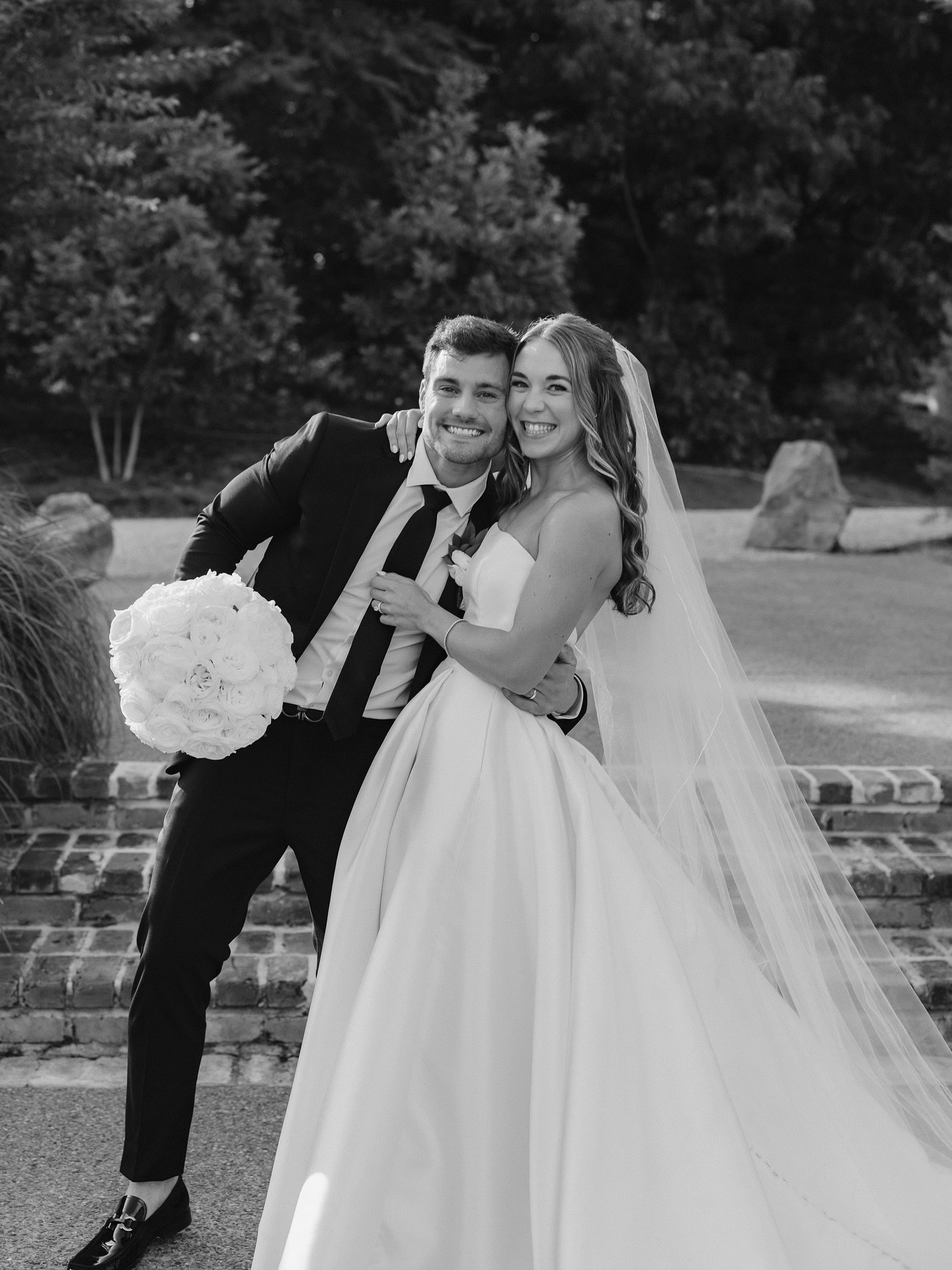 Fresh off the aisle!!! A little over a year since sweet Emma and her husband, Carrington, tied the knot! 

ML Bride: @_emmakelsey_
Venue: @robinshawvenue
Photography: @jodarlingphotography
Planning: @frasiercreations
Florist: @johnmarkenterprises