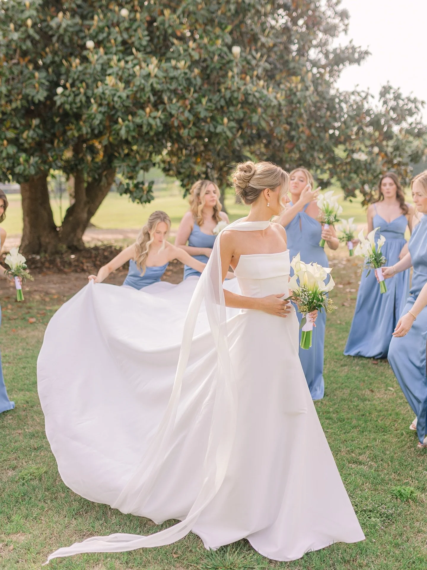here comes the bride ✨🩵

ML Bride: @halle_messmer
Photography: @meaganleighphoto
Planning: @baileylincoln_events
Hair: @hbk_weddings