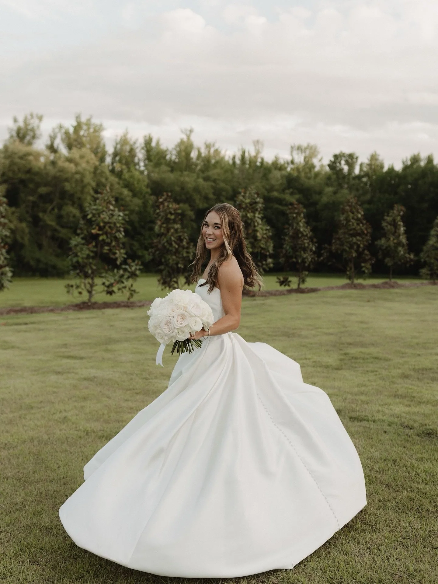 The dress of Mrs. Kelsey&rsquo;s dreams!

ML Bride: @_emmakelsey_
Venue: @robinshawvenue
Photography: @jodarlingphotography
Planning: @frasiercreations
Florist: @johnmarkenterprises