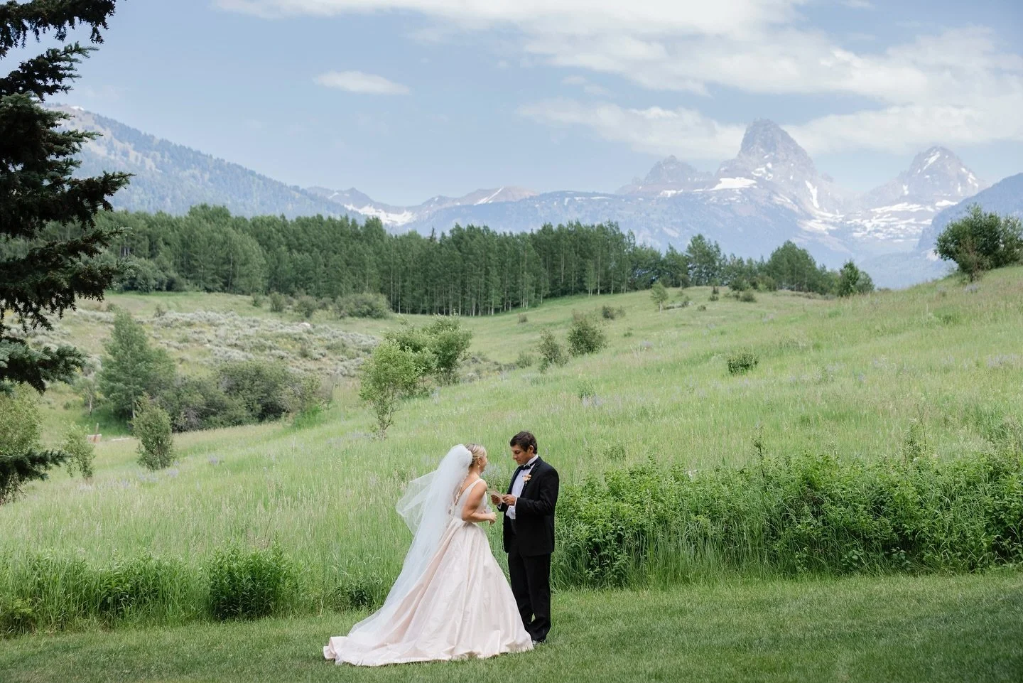 No filter needed when the bride &mdash; and the views &mdash; are this stunning.

ML Bride: @emmaelginsanti
Photography: @jamye_chrisman