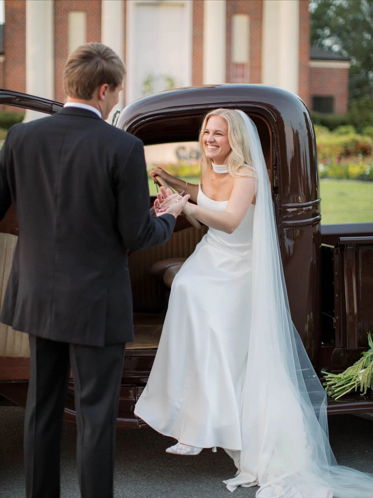 Sweet Caroline &mdash; pairing her stunning drop waist satin gown with a delicate scarf. You wore your gown beautifully @carolinegracehawkins To the Hawkins! 🥂

ML Bride &mdash; @carolinegracehawkins
Photography &mdash; @mackenzieruephotography
Plan