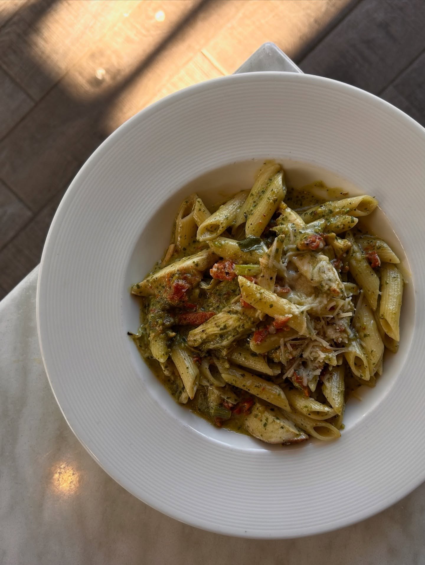 Did someone say chicken pesto pasta?

Creamy pesto, sun-dried tomatoes, penne pasta, chicken, the list goes on&hellip; 

Stop by and give it a try 😏