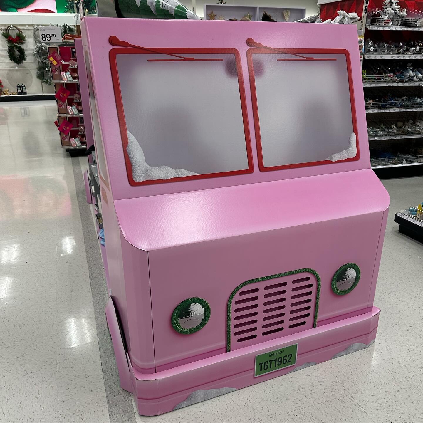 @target jumping on the #stepvan #bandwagon . Pretty cool!  I wonder if they&rsquo;ll give to us when they&rsquo;re done with it🤔

#vanlife #vanculture #vanlifestyle #p20 #chevy #p10 #classic #icecreamtruck #bigworm #djvan #djtruck #bagged #lowrider 