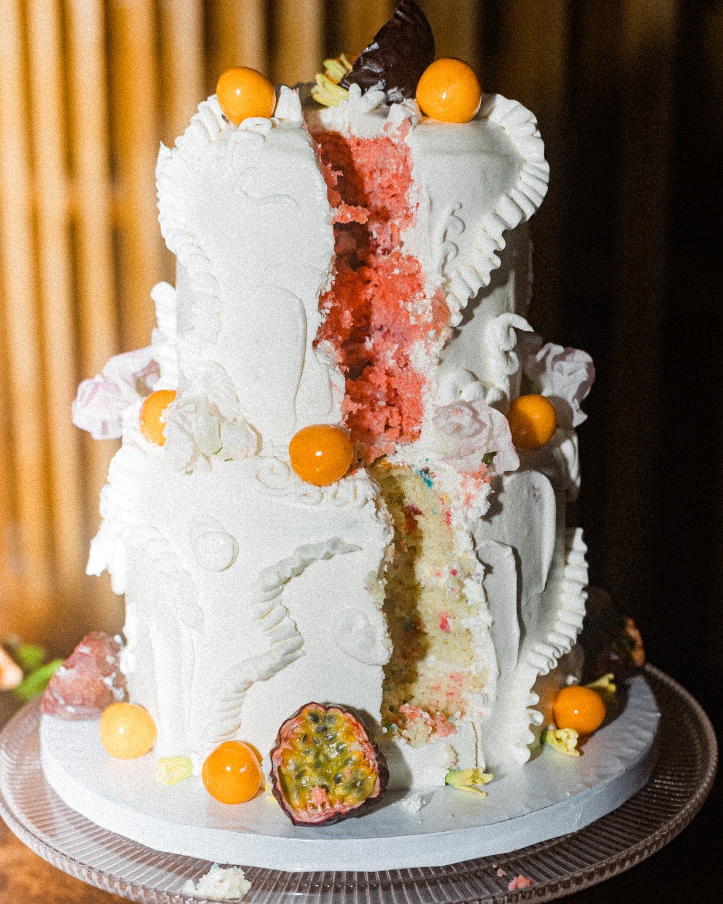 &ldquo;Let them eat cake &ldquo;🧁 

I love this picture, I just do🤩

.

.

.
#cake #weddinggloves #weddingcake #weddingsonfilm #filmphotography
