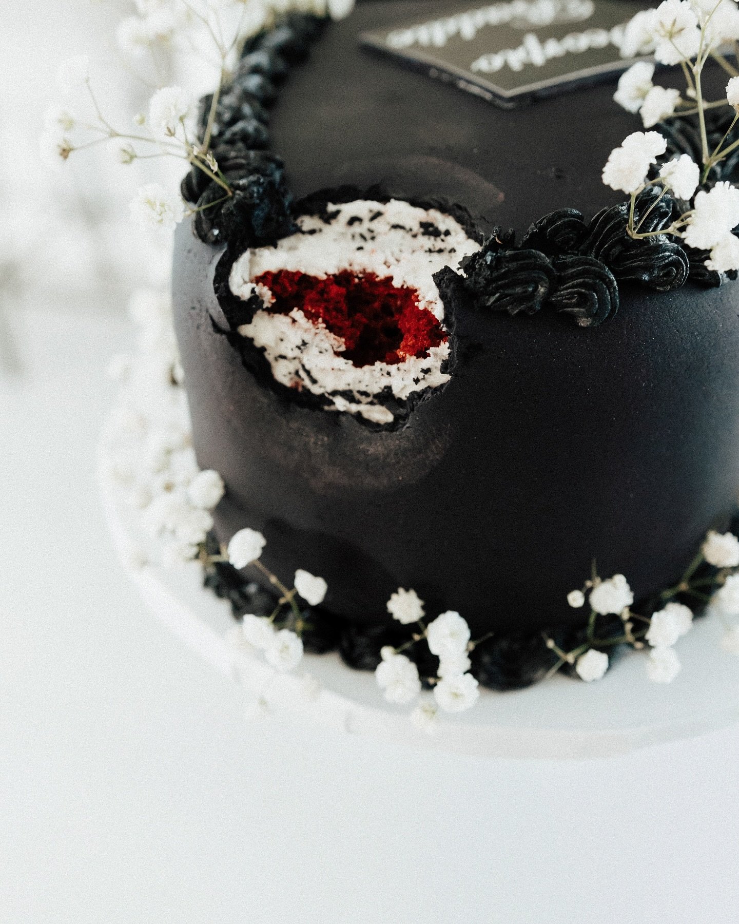 A cake worthy of its own post 😌
.

.

.
Photography Inspo | Bridal Inspo