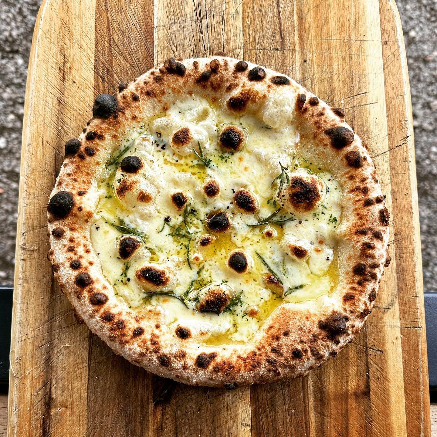We&rsquo;re a bit obsessed with this filthy little number. A new addition to our growing menu. 

Homemade Garlic &amp; Herb butter, Mozzarella, Rosemary and Maldon salt. This one slaps 🤌🏼

#pizza #pizzalover #pizzatime #pizzalovers #pizzeria #pizza