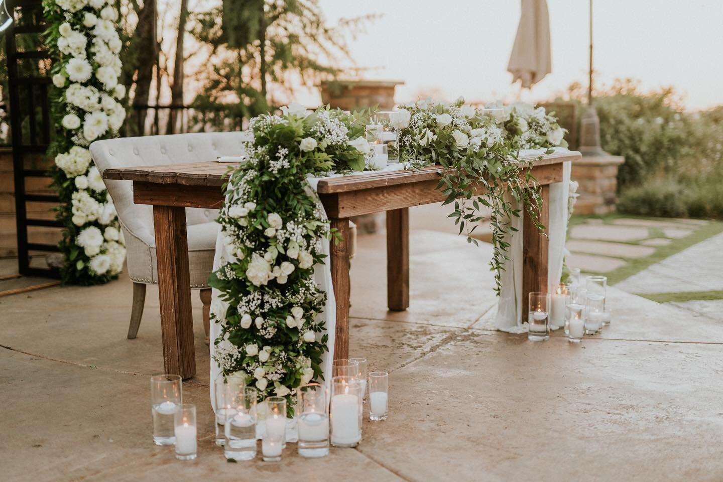 Cascading florals and candles! Yes please! @raynefilms @serendipity_weddings @flowersetcbeaumont