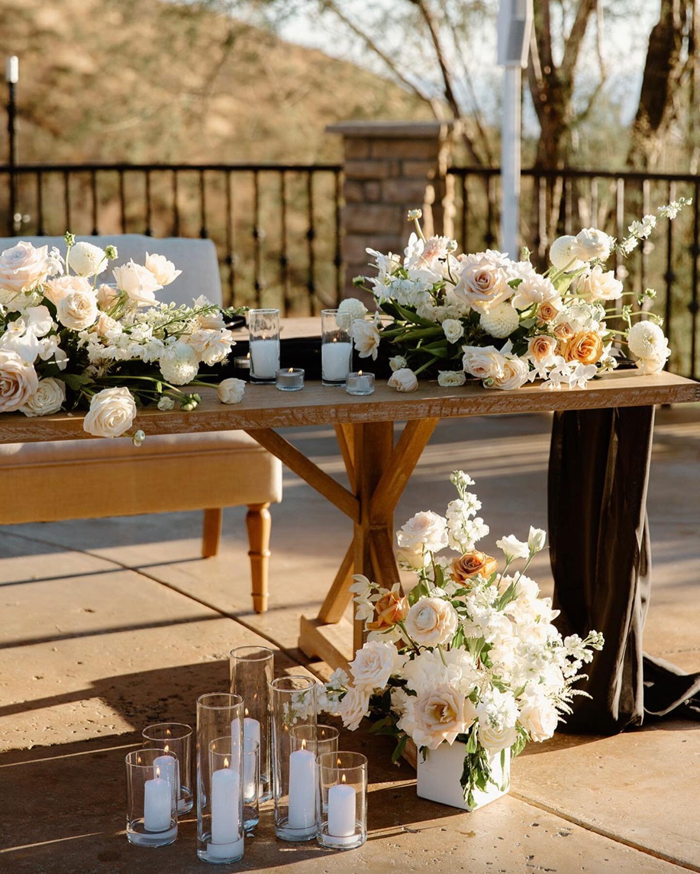 Sweetheart table details ✨ @serendipity_weddings @wildloveandwanderlust @flowersbymaemae