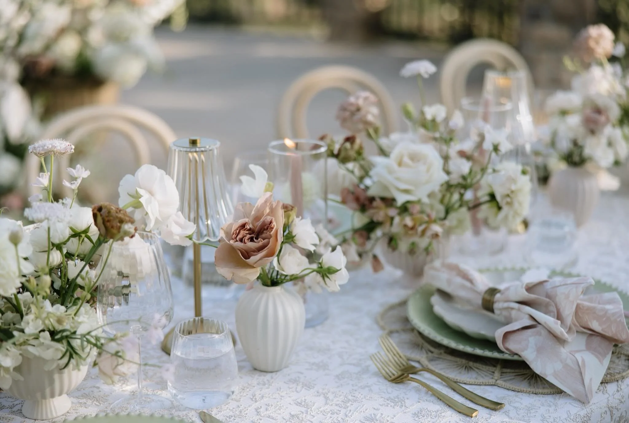 Romantic details, thoughtfully styled by @sunshineeventsco at @serendipity_weddings 

Soft blush florals by @flowersbymaemae, layered textures by @adorefolklore, and timeless candle details by @theolivinecollective. Every element comes together to cr