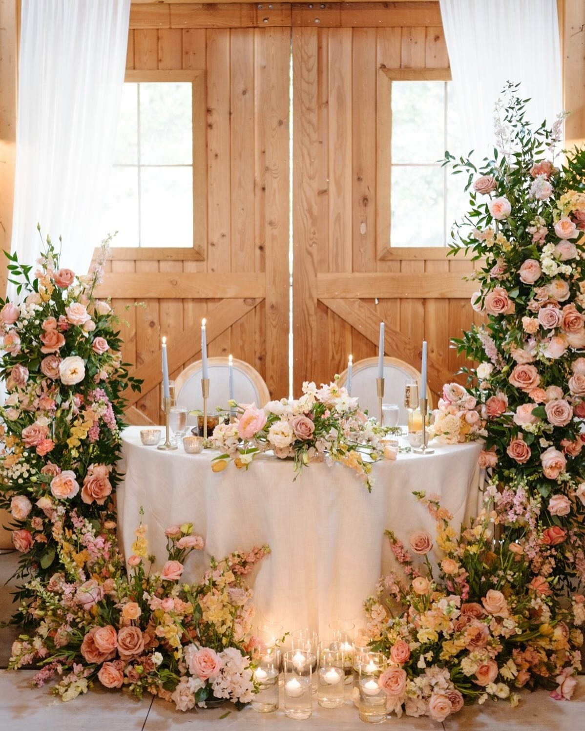 Such a gorgeous sweetheart table for our lovely clients! Venue: @serendipity_weddings
Photography: @danandtyler_photography
Florist: @flowersbymaemae
DJ: @musicalphunktionsent
Cake: @citrusblossombakery
H&amp;MU: @cmbridalbeauty
Decorator: @theolivin