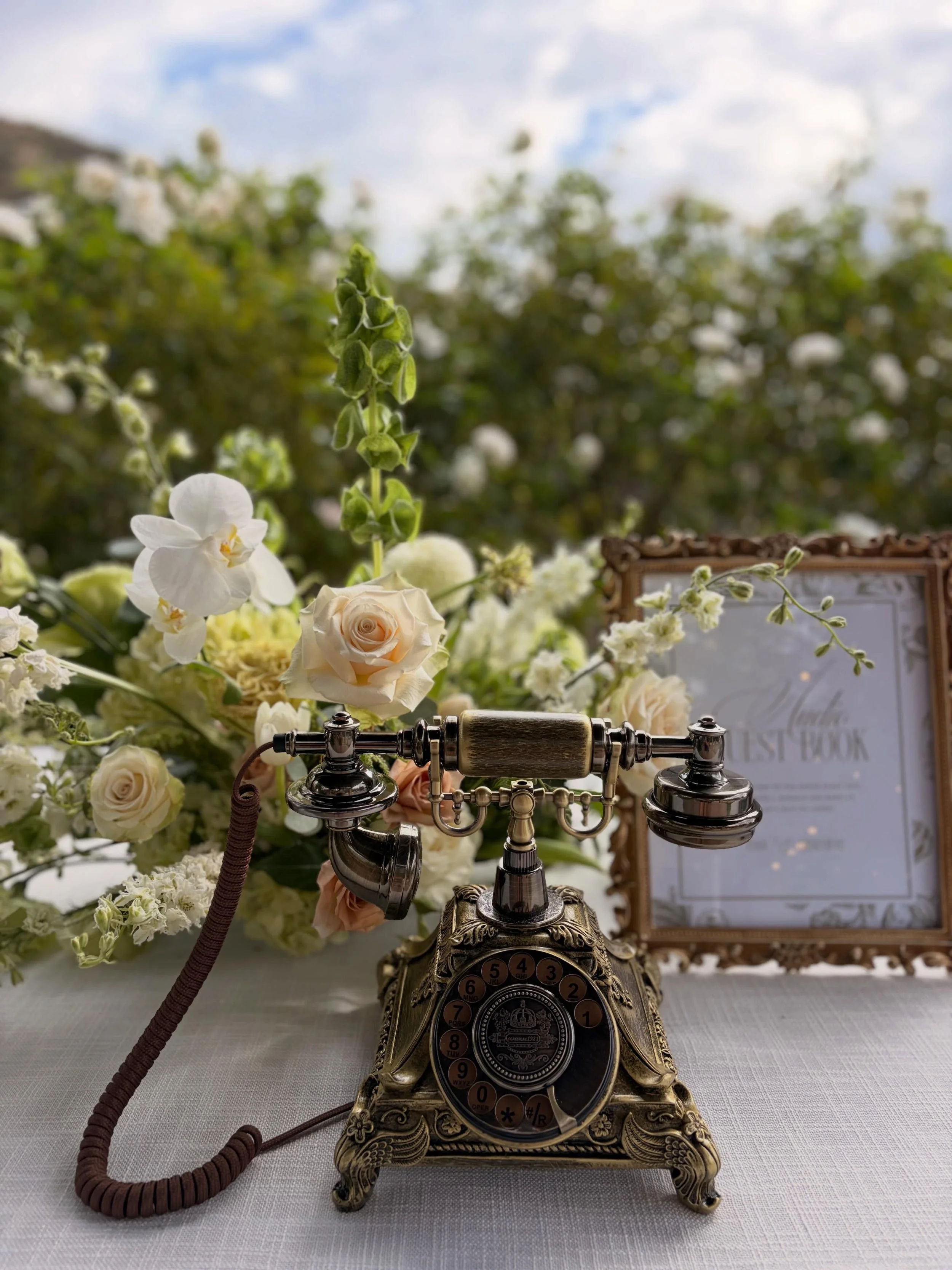 Let&rsquo;s us style your welcome table! We set up and clean up your personal items! @serendipity_weddings @flowersbymaemae #oakglenwedding #oakglenweddings #serendipitygardenweddings