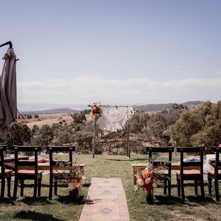 All about these views at the incredible abode of Bibi and Ellis!

👰🏼&zwj;♀️: @bibianabarwick 
📸: @rosiehastie_weddings 

#tassiewedding #weddingviews #allaboutthearbour