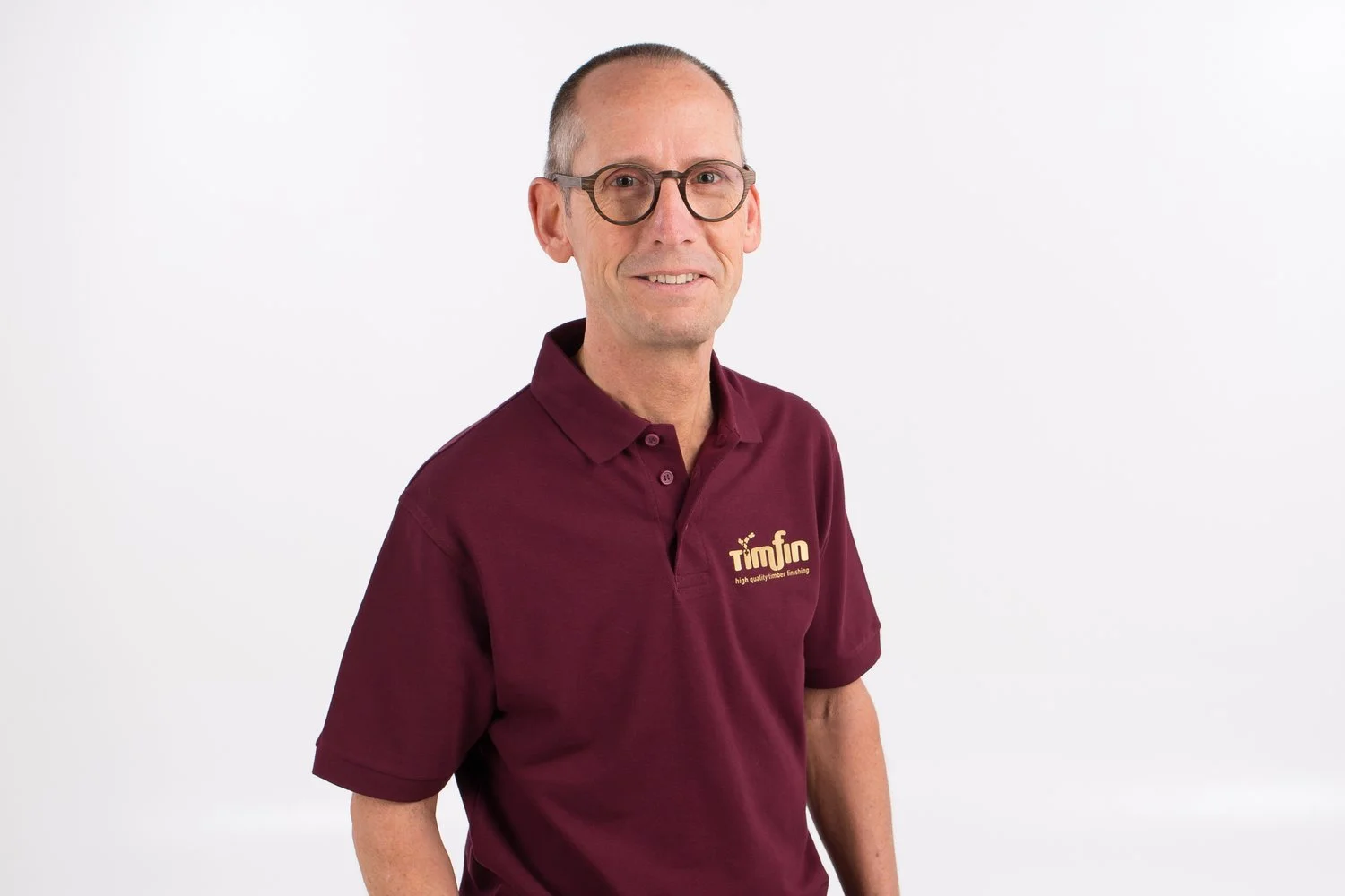 Koen, marketing en sales in polo met logo op een witte achtergrond.