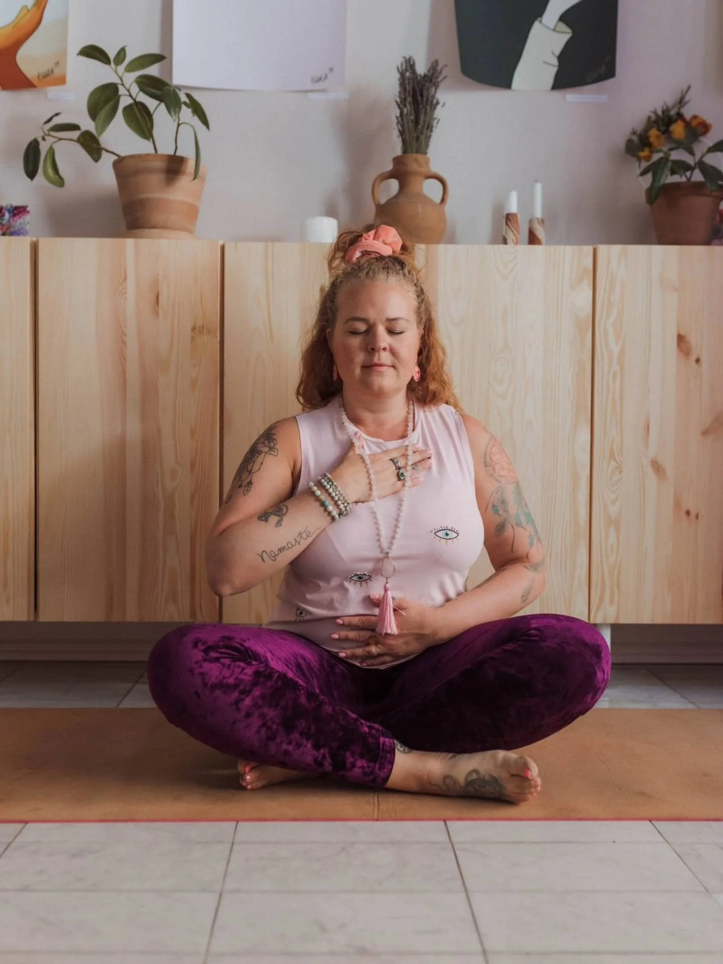 Mulla oli pitk&auml;&auml;n tosi ristiriitainen suhde kiitollisuuden kokemiseen, koska koin,ett&auml; lapsena mua &quot;vaadittiin&quot; olemaan kiitollinen sellaisista asioista jotka oli satuttaneet mua. Nyt aikuisena olen toki hyv&auml;ksynyt k&aum