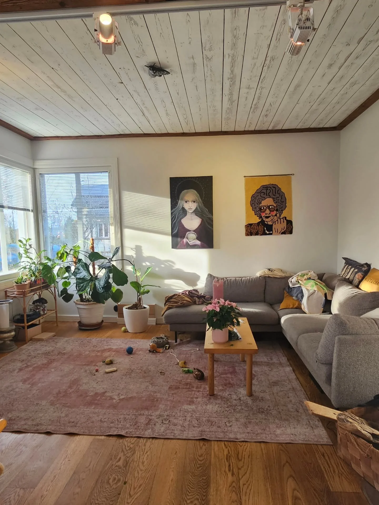 Ootte kovasti toivoneet kuvia uudesta kodista! T&auml;ss&auml; kymmenen k&auml;nnykk&auml;r&auml;psy&auml; siit&auml;, milt&auml; se just nyt n&auml;ytt&auml;&auml; t&auml;nne t&auml;ydellisten instagram-kuvien sekaan muistuttamaan, et arki ja instag