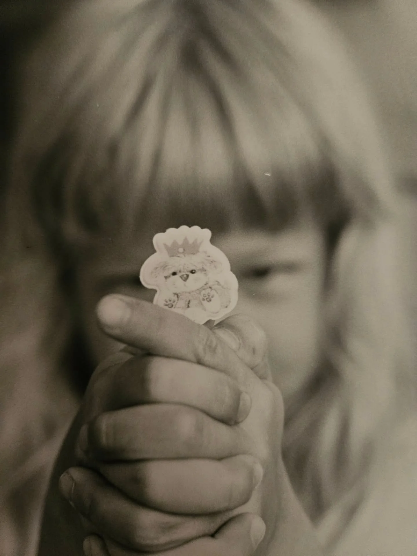 L&ouml;ysin muuton yhteydess&auml; muutaman is&auml;ni ottaman (?) Kuvan musta pienen&auml;. Tiesk&ouml;h&auml;n t&auml;&auml; pikkutyyppi jo tuolloin, ett&auml; piirtelis jonain p&auml;iv&auml;n&auml; omia tarroja? 🥹

Ainakin n&auml;iss&auml; kuvis