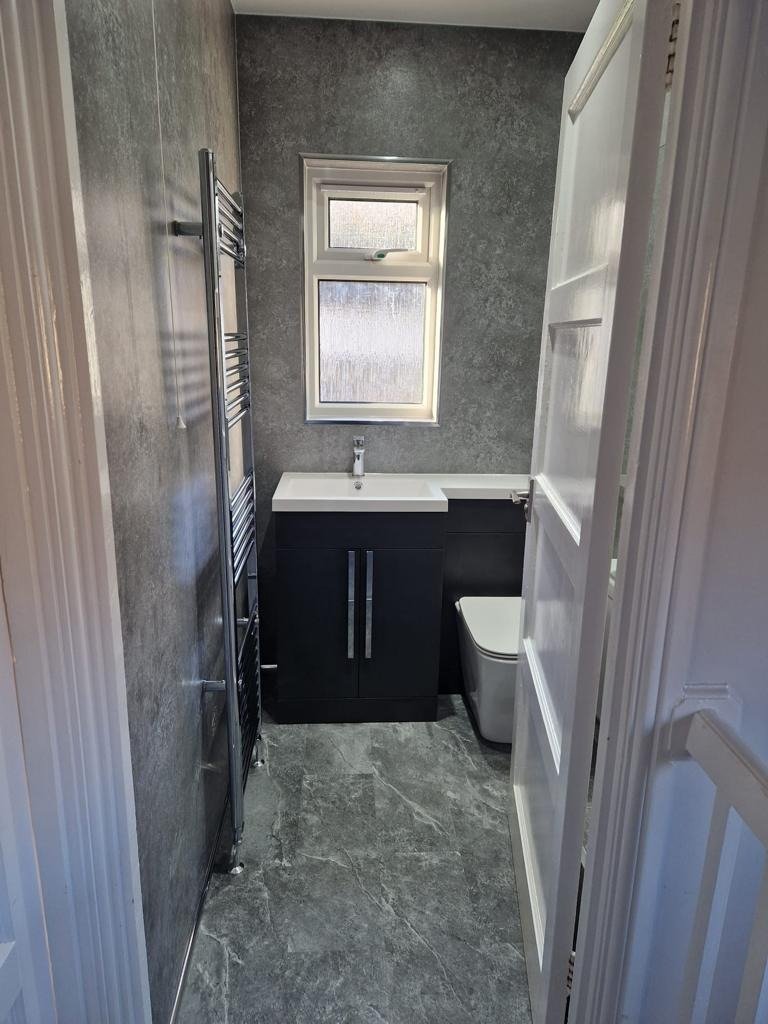 083-bathroom.jpg