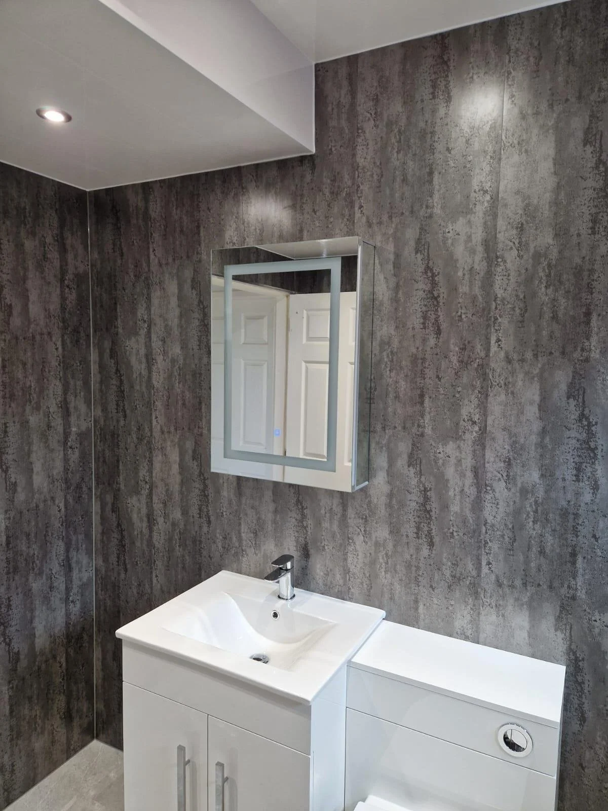 064-bathroom.jpg