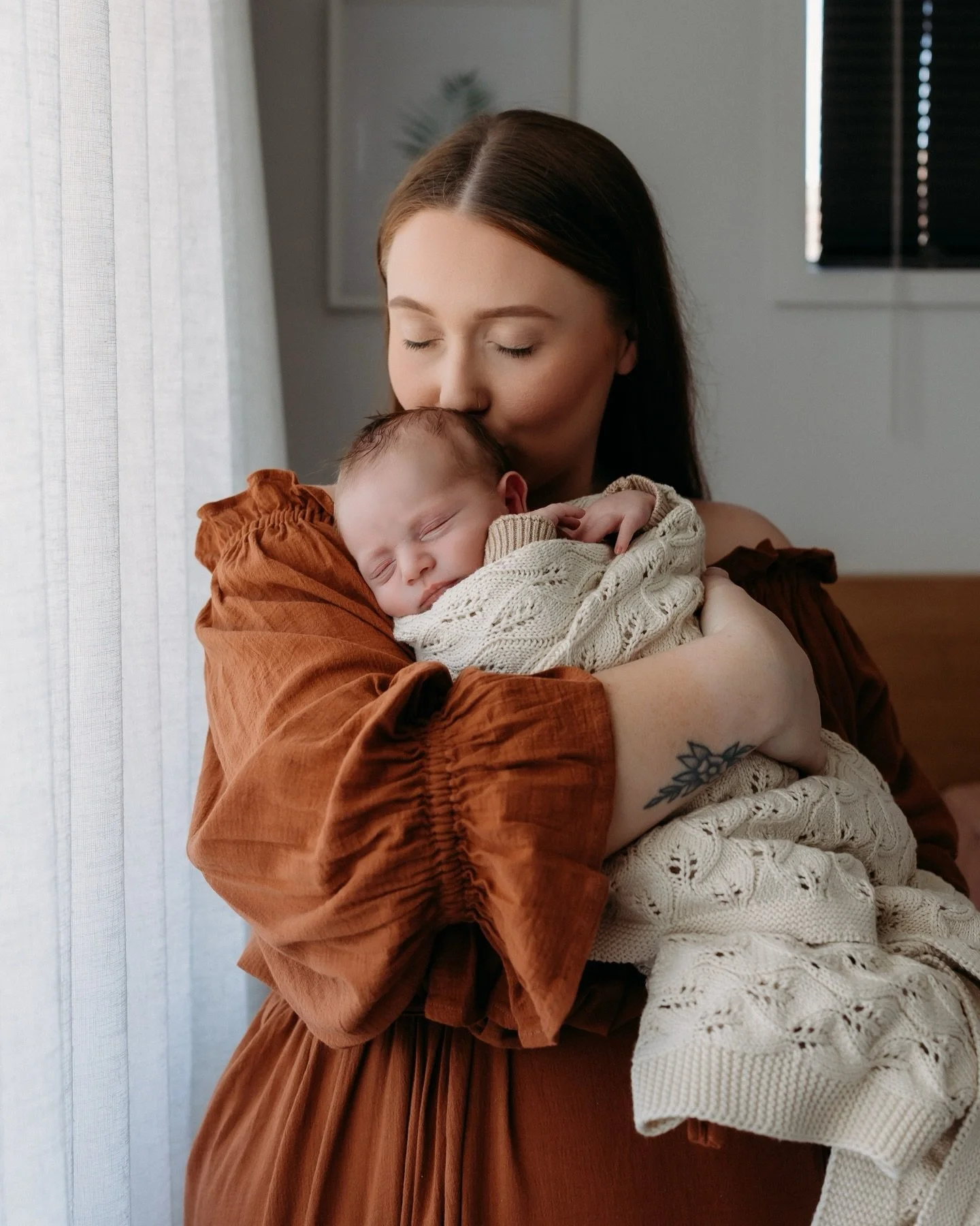 If you&rsquo;re picturing chaos just trying to get out the door for newborn photos&hellip; 

I&rsquo;ve got a better idea.

In-home newborn sessions that capture it all and feel like you.

Feed. Settle. Snuggle.

All without feeling rushed or overwhe
