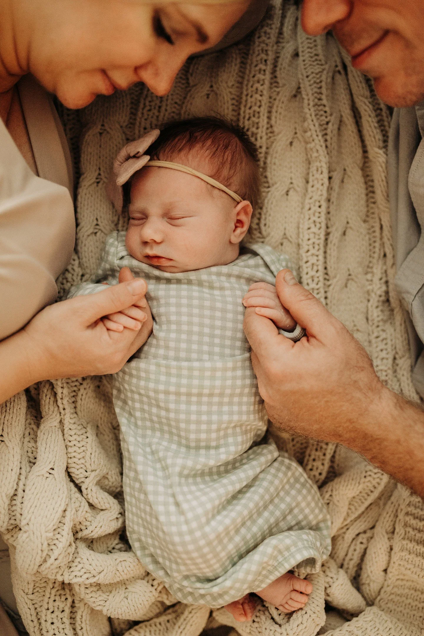 These are the moments you don&rsquo;t realize you&rsquo;ll miss&hellip; until they&rsquo;re gone.
Tiny hands. Quiet snuggles. The way time feels suspended.
Newborn sessions aren&rsquo;t about perfection; they&rsquo;re about remembering.

#belairnewbo