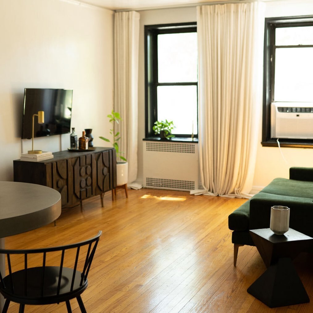 Our NYC rental 8 months in! 

The design &amp; decor of our home is still not completed but either way I can&rsquo;t get enough of our living room view!

#interiordesignersofinstagram #interiorinspo #homeinspo #bedroominspo #rental #rentaldecor #apar