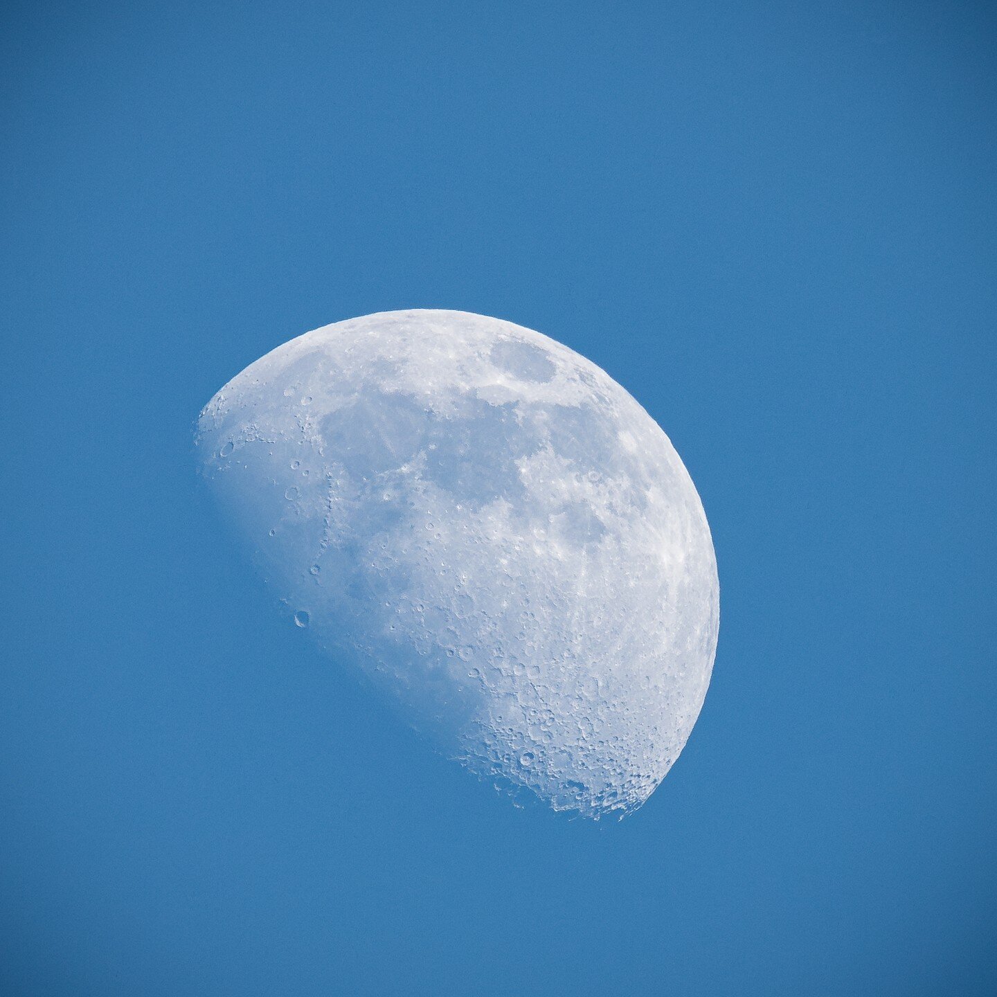 Handheld snap shot of the evening moon.

#canonr7 #moon #uk #sky #blue #lunar