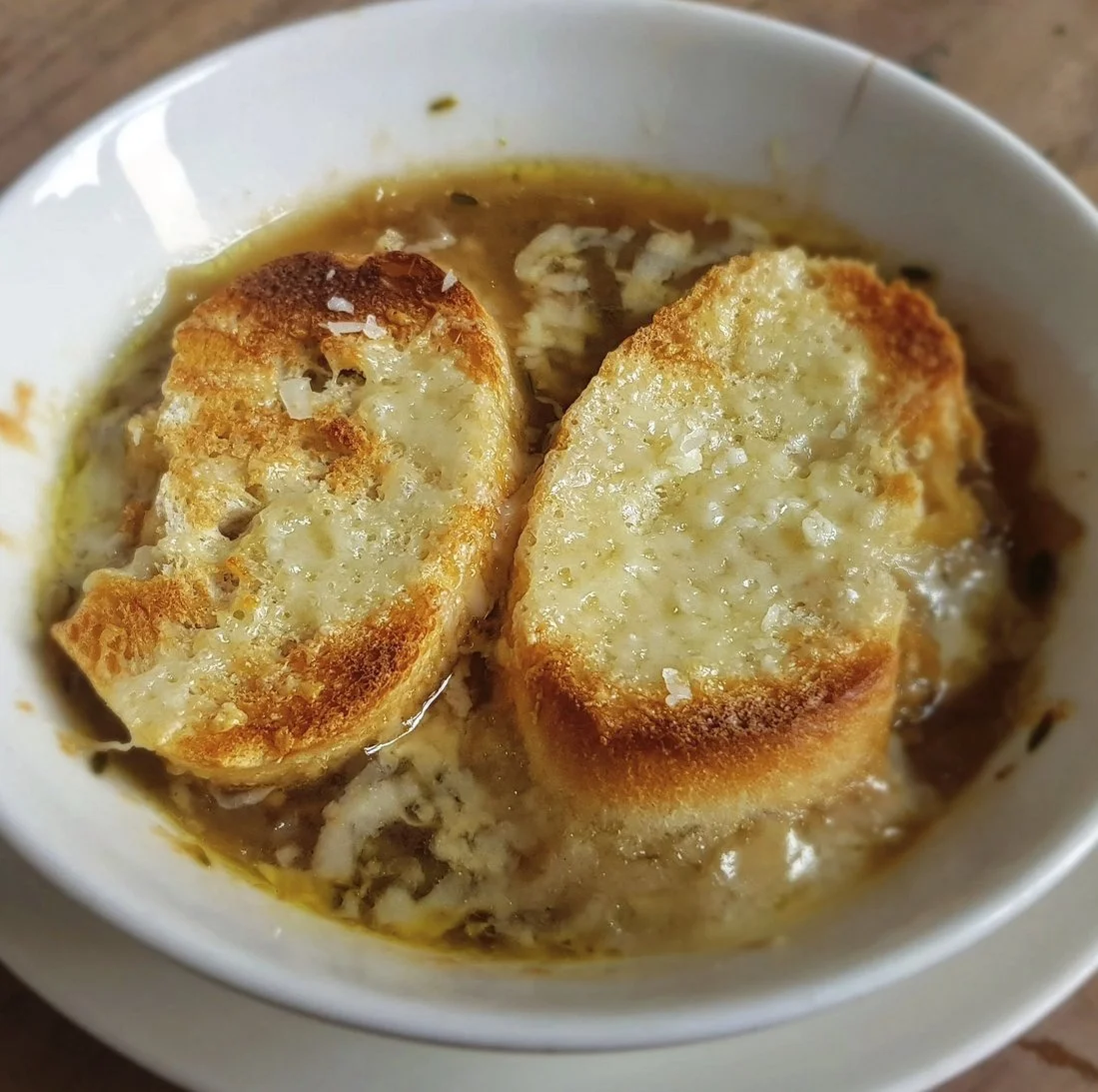 Authentieke franse uiensoep met gesmolten Gruyère