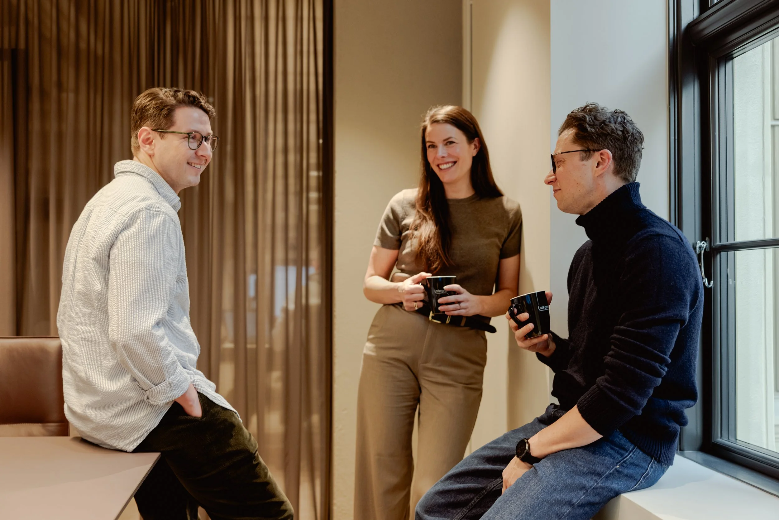 Bilde av tre personer i dialog