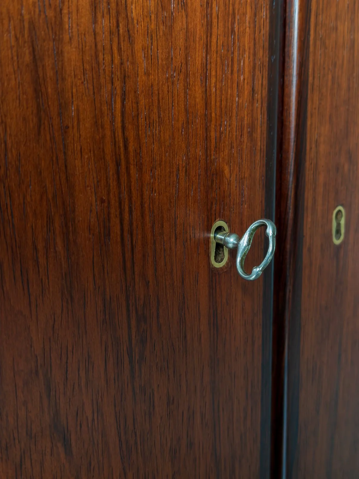 Poul-Hundevad-rosewood-cabinet-with-original-key-3.jpg