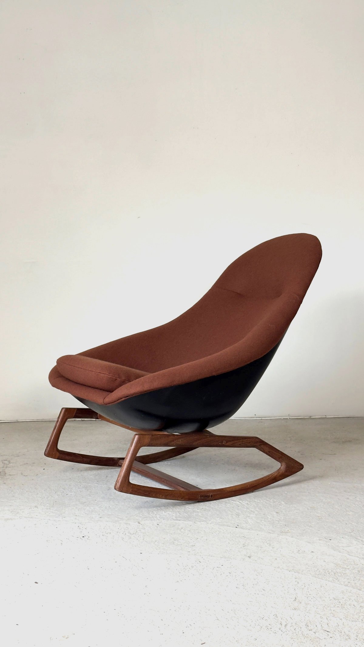 Front angle of Vintage Gemini Rocking Chair, Lurashell England, 1960s