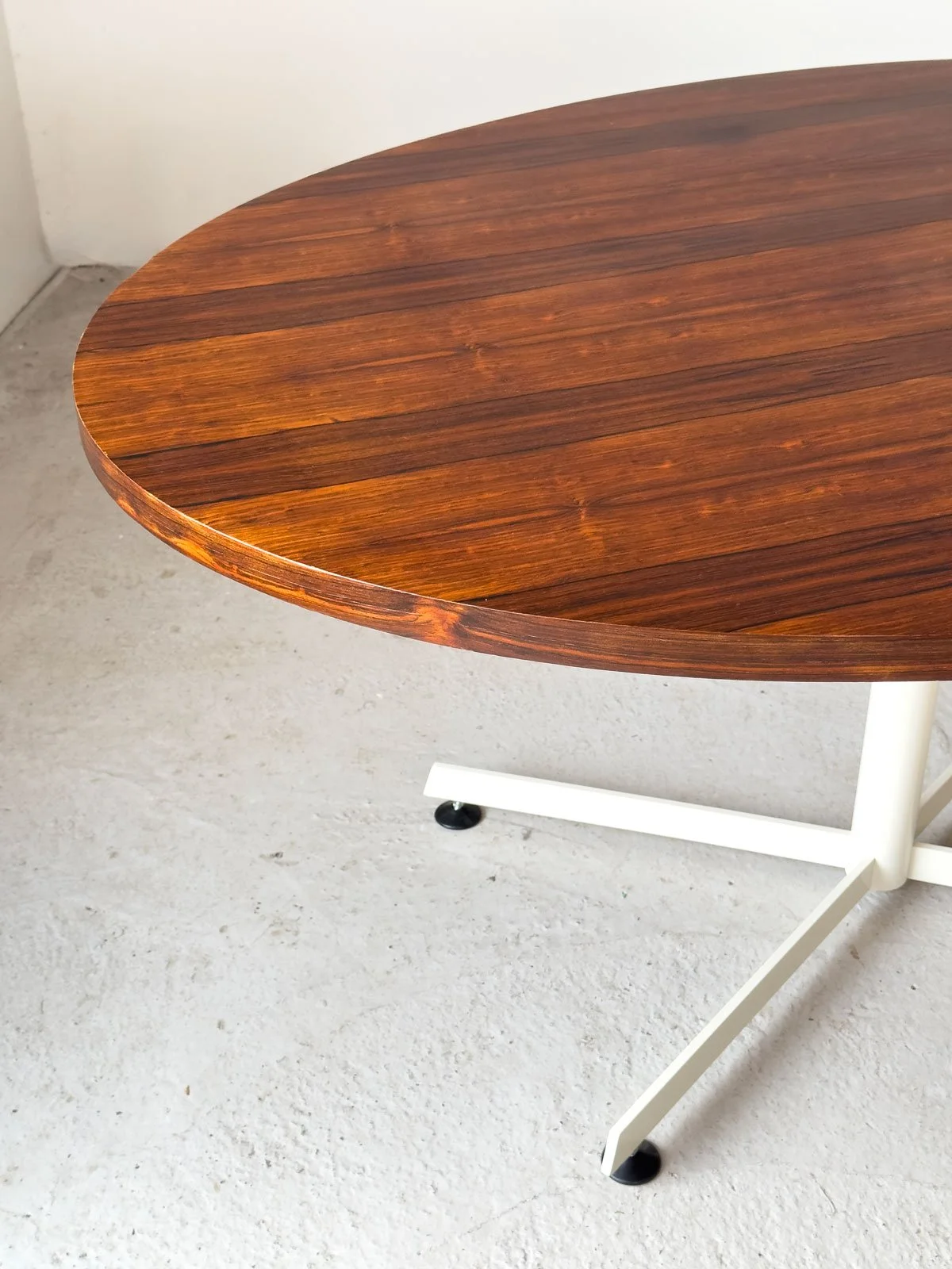 Scandinavian Rosewood Oval Dining Table, 1970s – Enamelled Steel Base - Department