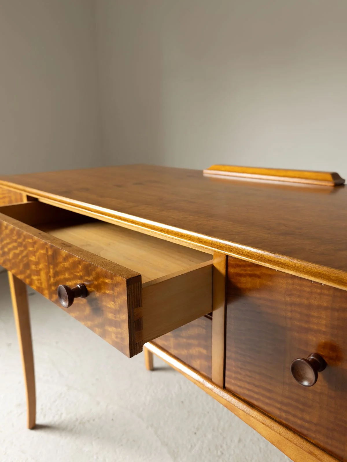 Vesper CC41 Lacewood Console Table – Gordon Russell, 1950s - Department
