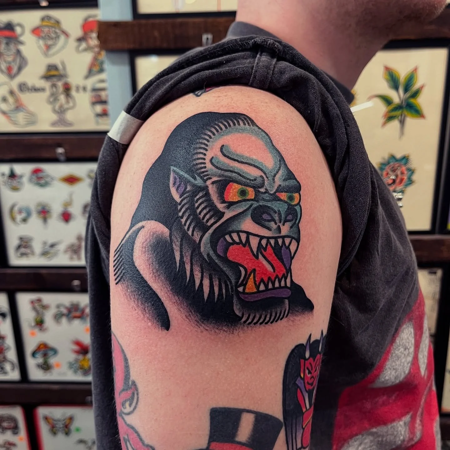 🙈 Gorilla head for Preston lined with a @prestontaylortattoo Jensen @greenpointtattooco 🙊 Thanks for stopping by the shop and hope you guys had a blast at Oasis!

🙉 Booking for September and October in Harlem @tattoomagicnyc and in Brooklyn @green