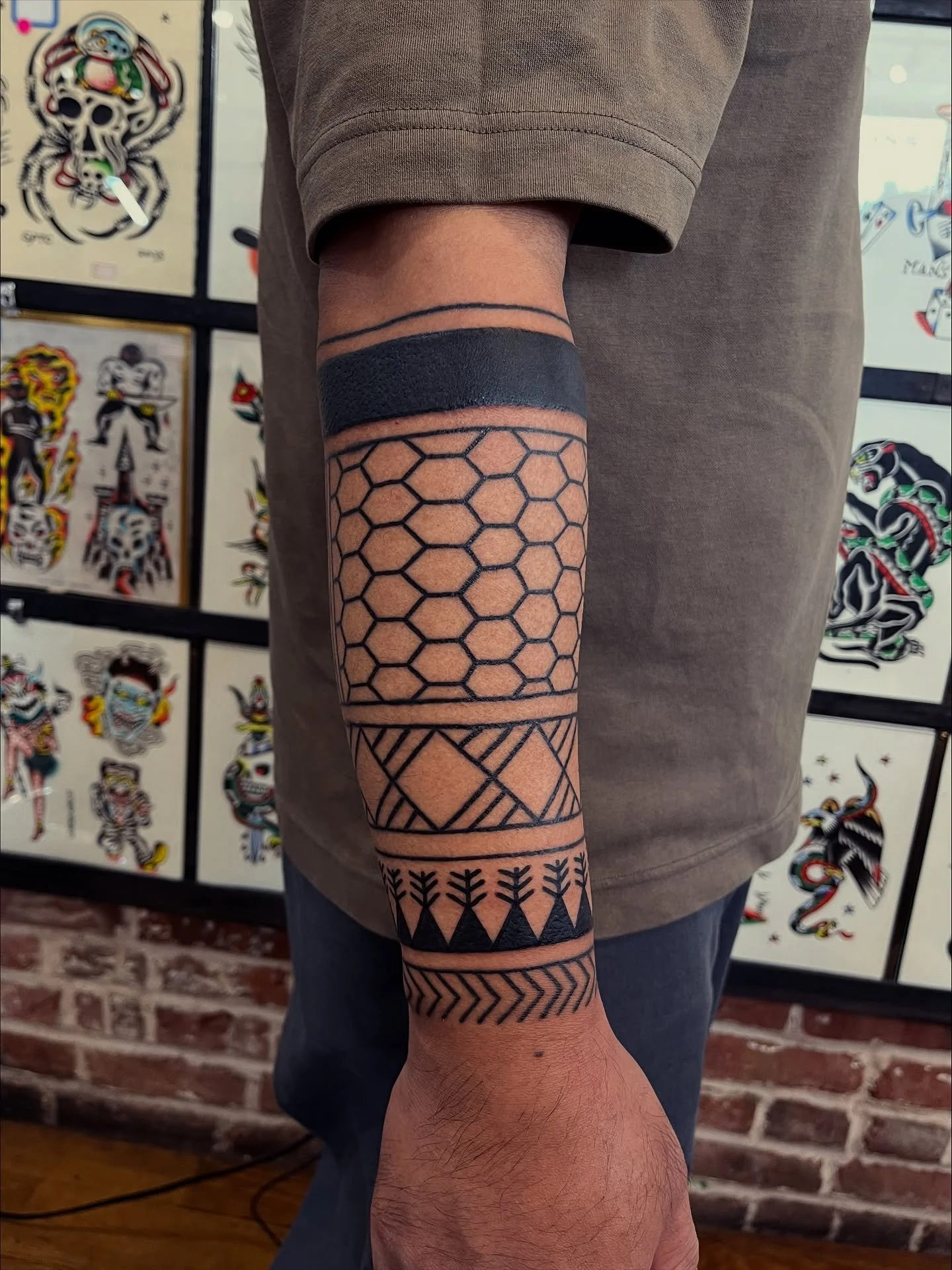 🇵🇭 My Filipinos where you at?! Let&rsquo;s do more tribal/blackwork sleeves inspired by the motherland 🇵🇭 Rodel finished his half sleeve in 2 sessions with more planning for later to finish up the rest of his arm. 

🙂&zwj;&harr;️ If you&rsquo;re