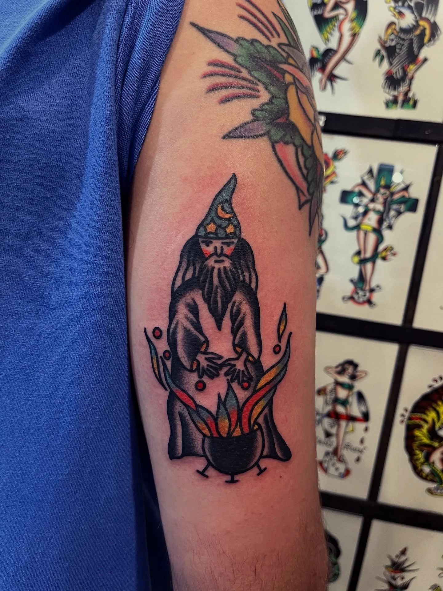 ✨ Just doing wizard stuff 💥 @greenpointtattooco 

🌈 Booking for this month and the next @greenpointtattooco and in Harlem @tattoomagicnyc 

#wizardtattoo #newyorktattoo #harlemtattoo #brooklyntattoo #queertattooer