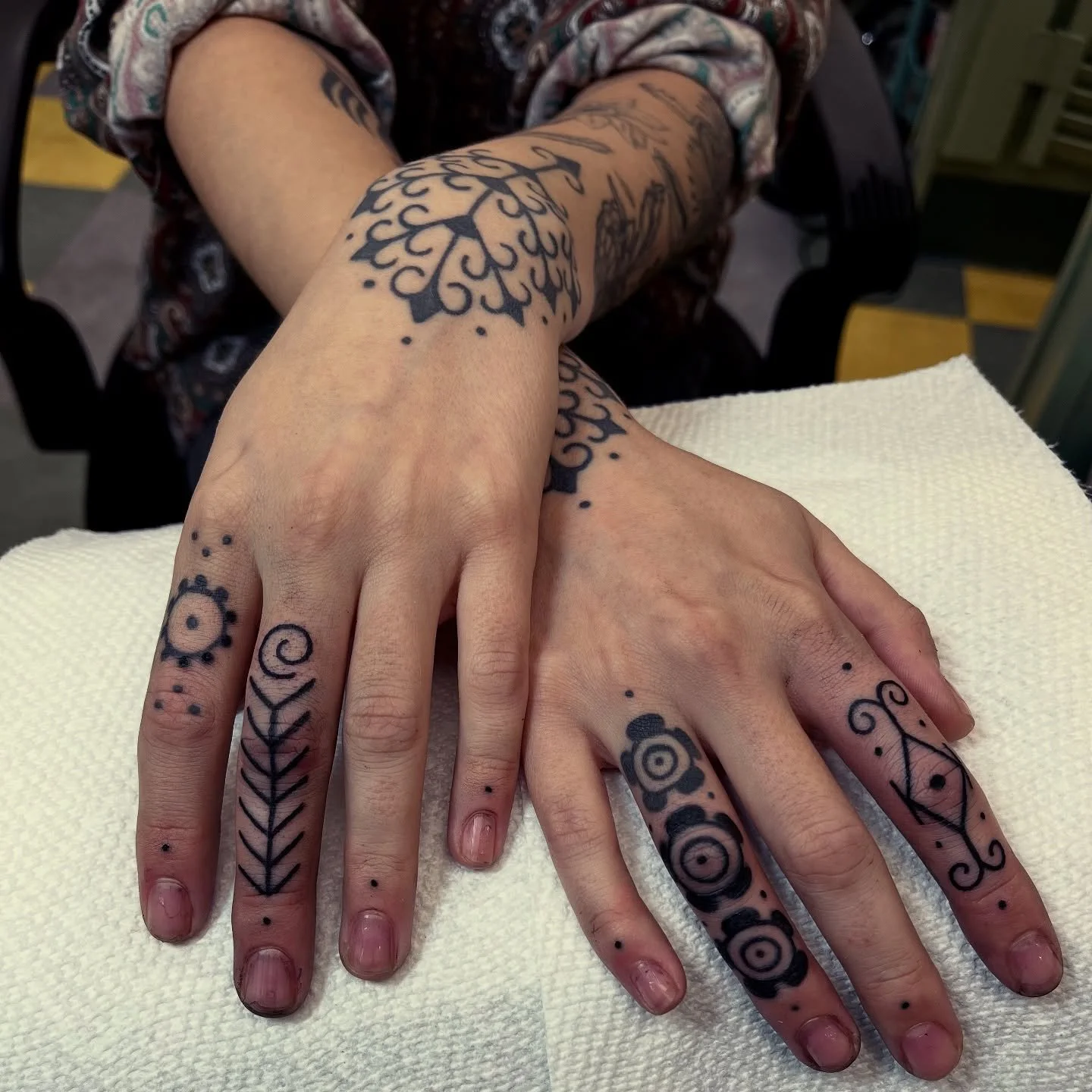 🌼 Let&rsquo;s decorate your fingers and hands! 🌼 Top of both wrists are healed as well as some fingers. The rest you can see are drawn to fit and fresh. I would love to do more tattoos like this!!

🌞 Fri &amp; Sat @tattoomagicnyc 
🌜 Sun-Tues @gre