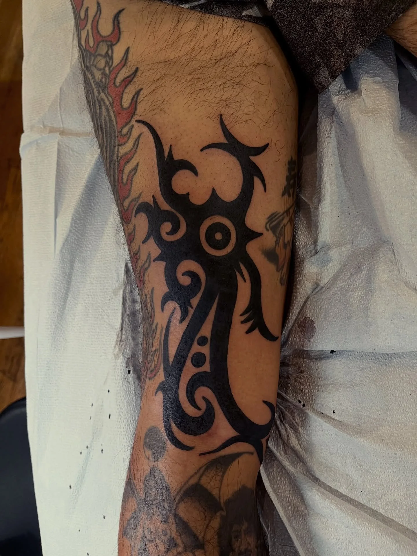 🦂 Just a lil Borneo style scorp for my friend @nolc 🫶🏼 Salamattttt!! Made over @greenpointtattooco 

🗣️ I have availability before the New Year so hit me up if you&rsquo;d like to get something sick to show off to your family for the holidays! Hi