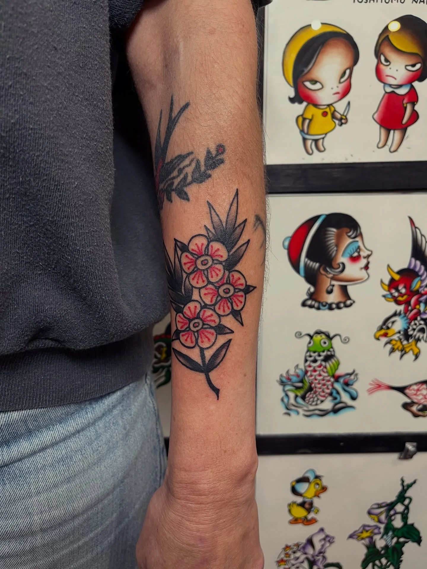 Some flowers from New Zealand for @wildfellhall 🌺 Thanks a bunch Amy! @greenpointtattooco 

🌼 Let&rsquo;s make some tattoos on you! I&rsquo;m booking Feb &amp; March! DM or tap the link in my bio to fill out the form.  See you soon!

#flowertattoo 