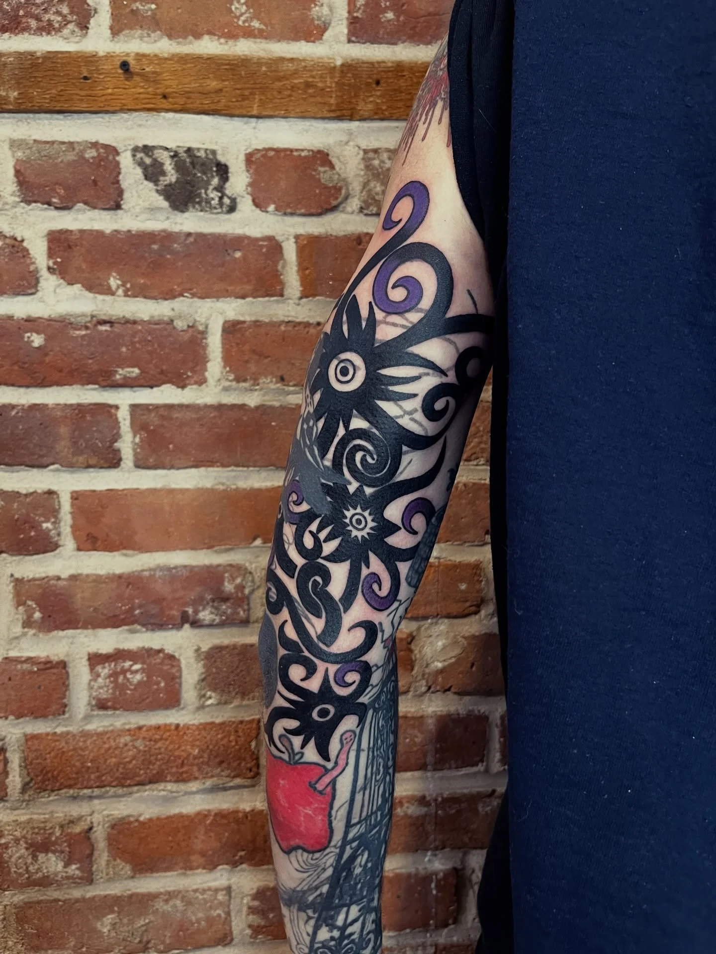 🌀 Layering some funky Borneo style tribal on @bloodsuckle_ink 🌀 Thank you for the trust Aiden! @greenpointtattooco 

✴️ Want something like this? Let&rsquo;s make it happen! Shoot me a DM or hit the link in my bio to book your consultation or appoi