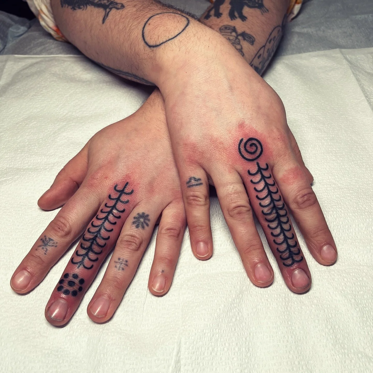 🌼 A couple of drawn on finger ornaments 🌀 I love making these for you guys, so let&rsquo;s do more!! @greenpointtattooco 

❗️Booking for April &amp; May! Hit the link in my bio to book or shoot me a DM to book your consultation or appointment ‼️

#