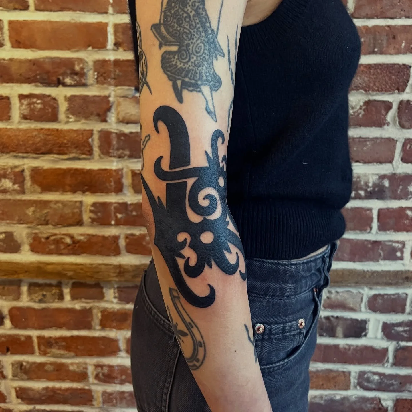 🌀 Some of that Borneo style for Aya. Made @greenpointtattooco ! Thanks a bunch!!

‼️ More tribal tattoos please! I&rsquo;m booking for April and May @greenpointtattooco so DM or hit the link in my bio to book!! ‼️

#tribal #tribaltattoos #filipinota